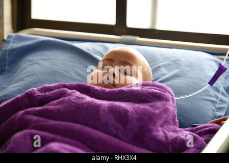 Guwahati, Assam, Indien. 4 Feb, 2019. Ein Kind Krebs Patienten auf einem Bett bei Dr. Bhubaneswar Borooah Cancer Institute und das Forschungszentrum in Guwahati am Montag, den 4. Februar 2019 als Weltkrebstag am 4. Februar markiert das Bewusstsein für Krebs zu erhöhen und seine Verhütung, Erkennung und Behandlung. Quelle: David Talukdar/Alamy leben Nachrichten Stockfoto