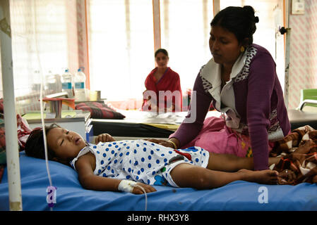 Guwahati, Assam, Indien. 4 Feb, 2019. Kind Krebs Patienten auf einem Bett bei Dr. Bhubaneswar Borooah Cancer Institute und das Forschungszentrum in Guwahati am Montag, den 4. Februar 2019 als Weltkrebstag am 4.Februar markiert das Bewusstsein für Krebs zu erhöhen und seine Verhütung, Erkennung und Behandlung. Quelle: David Talukdar/Alamy leben Nachrichten Stockfoto