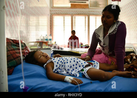 Guwahati, Assam, Indien. 4 Feb, 2019. Kind Krebs Patienten auf einem Bett bei Dr. Bhubaneswar Borooah Cancer Institute und das Forschungszentrum in Guwahati am Montag, den 4. Februar 2019 als Weltkrebstag am 4.Februar markiert das Bewusstsein für Krebs zu erhöhen und seine Verhütung, Erkennung und Behandlung. Quelle: David Talukdar/Alamy leben Nachrichten Stockfoto