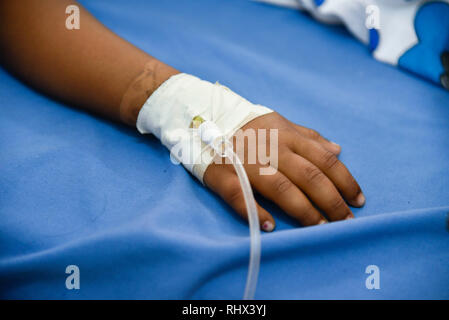 Guwahati, Assam, Indien. 4 Feb, 2019. Eine Hand von einem Kind Krebs Patienten mit Kanüle bei Dr. Bhubaneswar Borooah Cancer Institute und das Forschungszentrum in Guwahati am Montag, den 4. Februar 2019 als Weltkrebstag am 4. Februar markiert das Bewusstsein für Krebs zu erhöhen und seine Verhütung, Erkennung und Behandlung. Quelle: David Talukdar/Alamy leben Nachrichten Stockfoto