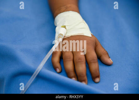 Guwahati, Assam, Indien. 4 Feb, 2019. Eine Hand von einem Kind Krebs Patienten mit Kanüle bei Dr. Bhubaneswar Borooah Cancer Institute und das Forschungszentrum in Guwahati am Montag, den 4. Februar 2019 als Weltkrebstag am 4. Februar markiert das Bewusstsein für Krebs zu erhöhen und seine Verhütung, Erkennung und Behandlung. Quelle: David Talukdar/Alamy leben Nachrichten Stockfoto