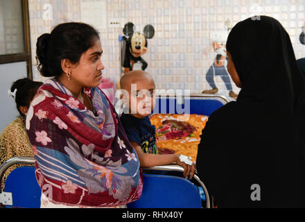 Guwahati, Assam, Indien. 4 Feb, 2019. Kind Krebs Patienten auf einem Bett bei Dr. Bhubaneswar Borooah Cancer Institute und das Forschungszentrum in Guwahati am Montag, den 4. Februar 2019 als Weltkrebstag am 4.Februar markiert das Bewusstsein für Krebs zu erhöhen und seine Verhütung, Erkennung und Behandlung. Quelle: David Talukdar/Alamy leben Nachrichten Stockfoto