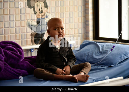 Guwahati, Assam, Indien. 4 Feb, 2019. Kind Krebs Patienten auf einem Bett bei Dr. Bhubaneswar Borooah Cancer Institute und das Forschungszentrum in Guwahati am Montag, den 4. Februar 2019 als Weltkrebstag am 4. Februar markiert das Bewusstsein für Krebs zu erhöhen und seine Verhütung, Erkennung und Behandlung. Quelle: David Talukdar/Alamy leben Nachrichten Stockfoto