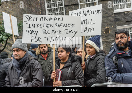 London, Großbritannien. 4. Februar 2019. Tamilen protestieren außerhalb der Sri Lanka hohe Kommission, sagte, dass sein ein schwarzer Tag für die Tamilen in Sri Lanka. Sie fordern die Freilassung aller politischen Gefangenen, eine unabhängige Kommission für Kriegsverbrechen, Informationen über die vermissten Personen und Rückgabe der besetzten Land und fordern das Recht auf Selbstbestimmung der tamilischen Bevölkerung. Sie unterstützen die Demonstranten in Sri Lanka, die protestieren und Fasten für die Freigabe Ihres Landes. Peter Marshall / alamy Leben Nachrichten Stockfoto