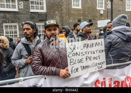 London, Großbritannien. 4. Februar 2019. Tamilen protestieren außerhalb der Sri Lanka hohe Kommission, sagte, dass sein ein schwarzer Tag für die Tamilen in Sri Lanka. Sie fordern die Freilassung aller politischen Gefangenen, eine unabhängige Kommission für Kriegsverbrechen, Informationen über die vermissten Personen und Rückgabe der besetzten Land und fordern das Recht auf Selbstbestimmung der tamilischen Bevölkerung. Sie unterstützen die Demonstranten in Sri Lanka, die protestieren und Fasten für die Freigabe Ihres Landes. Peter Marshall / alamy Leben Nachrichten Stockfoto