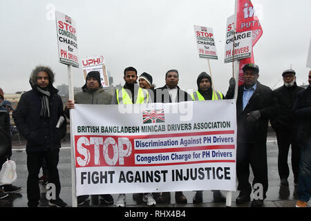 London Bridge, Großbritannien. 4. Feb 2019. Unabhängige Gewerkschaft in Großbritannien 98% von ihnen sind asiatische Protest gegen TFl congestion charge rassistische Angriffe auf die Minderheit, die versuchen, ein ehrliches Leben ab £ 200 jährlichen und im April 2019 steigen wird auf £ 4000 Am 4. Februar 2019 zu erwerben, auf der London Bridge, Großbritannien. Bild Capital/Alamy leben Nachrichten Stockfoto