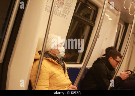 Bukarest, Rumänien. 4 Feb, 2019. Eine Person nimmt die U-Bahn mit Gesicht in Maske in Bukarest, Rumänien, Feb 4, 2019 abgedeckt. Rumänische Ministerium für Gesundheit erklärt eine bundesweite influenza Epidemie vor kurzem und die Zahl der Todesopfer steigt von Tag zu Tag, bis zu 72 Opfer. Credit: Gabriel Petrescu/Xinhua/Alamy leben Nachrichten Stockfoto