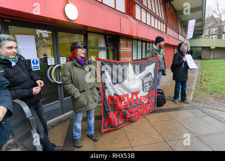 London, Großbritannien. 4. Februar 2019. Die Bewohner von Southwark Council Aylesbury Immobilien Protest außerhalb des Housing Office über Heizung und Warmwasser Ausfällen. Einige haben ohne Wärme in ihren Wohnungen wurden für sechs Monate, nur mit elektrischen Heizkörpern, die in den letzten einfrieren Tage völlig unzureichend sind und enorm teuer. Credit: Peter Marschall/Alamy leben Nachrichten Stockfoto