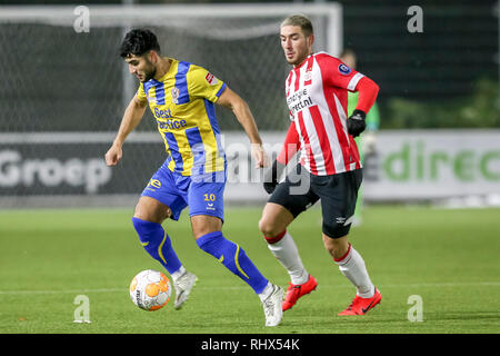EINDHOVEN, 04-02-2019, De Herdgang, Keuken Kampioen Divisie, Jong PSV-Top Oss, Saison 2018 / 2019, TOP Oss Spieler Hüseyin Dogan (l) Jong PSV player Marlon Frey (r) während des Spiels Jong PSV-Top Oss Stockfoto