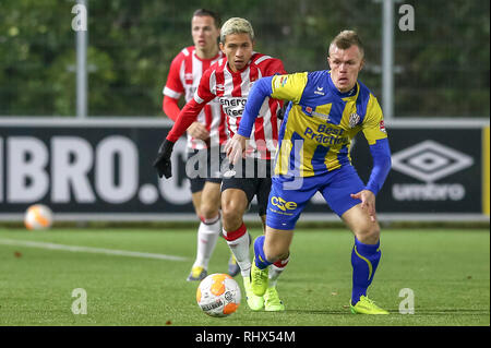 EINDHOVEN, 04-02-2019, De Herdgang, Keuken Kampioen Divisie, Jong PSV-Top Oss, Saison 2018 / 2019, Jong PSV player Marlon Frey (l) Top Oss Spieler Hüseyin Dogan (r) während des Spiels Jong PSV-Top Oss Stockfoto