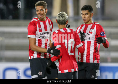 EINDHOVEN, 04-02-2019, De Herdgang, Keuken Kampioen Divisie, Jong PSV-Top Oss, Saison 2018 / 2019, Jong PSV player Justin Lonwijk sein Ziel feiern mit Jong PSV Spieler Mauro Junior (m) und Jong PSV player Zakaria Aboukhlal (r) während des Spiels Jong PSV-Top Oss Stockfoto