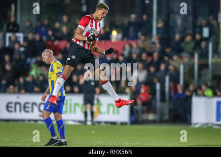 EINDHOVEN, 04-02-2019, De Herdgang, Keuken Kampioen Divisie, Jong PSV-Top Oss, Saison 2018 / 2019, Jong PSV player Justin Lonwijk feiern sein Ziel Top Oss player Jordy ter Borgh (l) Enttäuschung während des Spiels Jong PSV-Top Oss Stockfoto