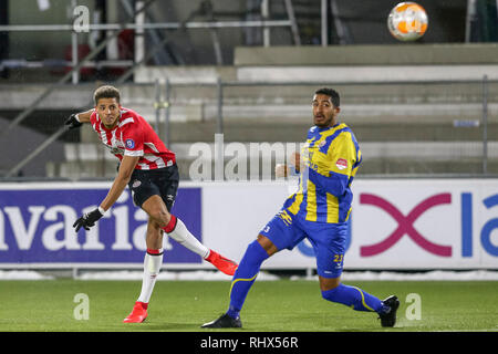 EINDHOVEN, 04-02-2019, De Herdgang, Keuken Kampioen Divisie, Jong PSV-Top Oss, Saison 2018 / 2019, Jong PSV player Justin Lonwijk zählte (1-1) Top Oss player Norichio Nieveld (r) während des Spiels Jong PSV-Top Oss Stockfoto