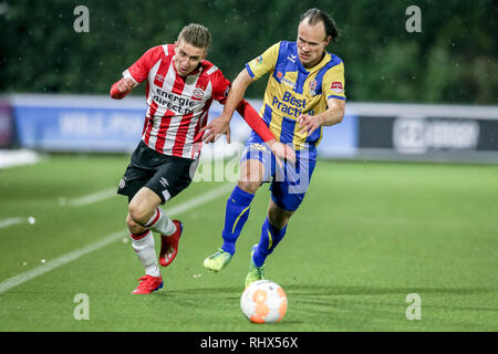 EINDHOVEN, 04-02-2019, De Herdgang, Keuken Kampioen Divisie, Jong PSV-Top Oss, Saison 2018 / 2019, Jong PSV player Baggio Wallenburg (l) Top Oss player Niels Fleuren (r) während des Spiels Jong PSV-Top Oss Stockfoto