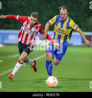 EINDHOVEN, 04-02-2019, De Herdgang, Keuken Kampioen Divisie, Jong PSV-Top Oss, Saison 2018 / 2019, Jong PSV player Baggio Wallenburg (l) Top Oss player Niels Fleuren (r) während des Spiels Jong PSV-Top Oss Stockfoto