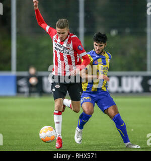 EINDHOVEN, 04-02-2019, De Herdgang, Keuken Kampioen Divisie, Jong PSV-Top Oss, Saison 2018 / 2019, Jong PSV player Baggio Wallenburg (l) Top Oss Spieler Hüseyin Dogan (r) während des Spiels Jong PSV-Top Oss Stockfoto