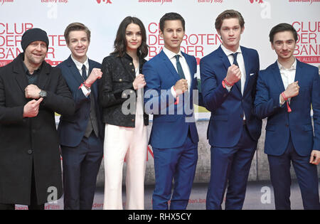 04. Februar 2019, Nordrhein-Westfalen, Köln: Die Schauspieler Jürgen Vogel (L-R), Nick Julius Schuck, Luise Befort, Tim Oliver Schultz, Damian Hardung und Ivo Kortlang auf die Premiere des Films "Club der Roten Bänder - Wie alles begann". Der Film wird in den Kinos am 14. Februar veröffentlicht werden. Foto: Henning Kaiser/dpa Stockfoto