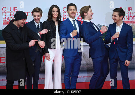 04. Februar 2019, Nordrhein-Westfalen, Köln: Die Schauspieler Jürgen Vogel (L-R), Nick Julius Schuck, Luise Befort, Tim Oliver Schultz, Damian Hardung und Ivo Kortlang auf die Premiere des Films "Club der Roten Bänder - Wie alles begann". Der Film wird in den Kinos am 14. Februar veröffentlicht werden. Foto: Henning Kaiser/dpa Stockfoto