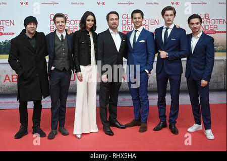 04. Februar 2019, Nordrhein-Westfalen, Köln: Die Schauspieler Jürgen Vogel (L-R), Nick Julius Schuck, Luise Befort, Direktor Felix Binder und die Schauspieler Tim Oliver Schultz, Damian Hardung und Ivo Kortlang auf die Premiere des Films "Club der Roten Bänder - Wie alles begann". Der Film wird in den Kinos am 14. Februar veröffentlicht werden. Foto: Henning Kaiser/dpa Stockfoto