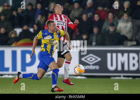 EINDHOVEN, 04-02-2019, De Herdgang, Keuken Kampioen Divisie, Jong PSV-Top Oss, Saison 2018 / 2019, Jong PSV player Baggio Wallenburg (r) Top Oss Spieler Olivier Rommens (r) während des Spiels Jong PSV-Top Oss (3-1) Stockfoto