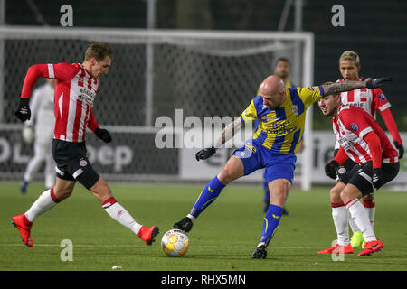 EINDHOVEN, 04-02-2019, De Herdgang, Keuken Kampioen Divisie, Jong PSV-Top Oss, Saison 2018 / 2019, Jong PSV-Spieler Matthias Verreth (l) Top Oss player Bryan Smeets (r) während des Spiels Jong PSV-Top Oss (3-1) Stockfoto