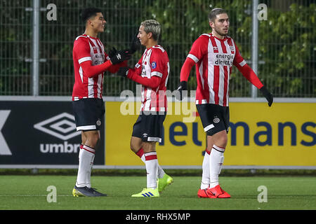 EINDHOVEN, 04-02-2019, De Herdgang, Keuken Kampioen Divisie, Jong PSV-Top Oss, Saison 2018 / 2019, Jong PSV player Zakaria Aboukhlal (l) feiert sein Ziel während des Spiels Jong PSV-Top Oss (3-1) Stockfoto