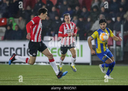 EINDHOVEN, 04-02-2019, De Herdgang, Keuken Kampioen Divisie, Jong PSV-Top Oss, Saison 2018 / 2019, Jong PSV player Maxime Soulas (l) Top Oss Spieler Hüseyin Dogan (r) während des Spiels Jong PSV-Top Oss (3-1) Stockfoto