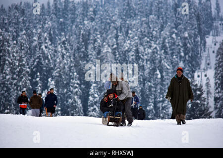 Februar 4, 2019 - Gulmarg, J&K, Indien - ein Tourist gesehen genießen eine Fahrt auf Schnee Schlitten bei einem bekannten Skigebiet in Gulmarg, ungefähr 55 km von Srinagar, Indien verwalteten Kaschmir. Gulmarg, in den Ausläufern des Himalaya auf 2.745 Meter (9.000 Fuß) über dem Meeresspiegel gelegen, ist einer der führenden Skigebiete in Südasien. Credit: Saqib Majeed/SOPA Images/ZUMA Draht/Alamy leben Nachrichten Stockfoto