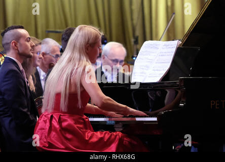 Prag, Tschechische Republik. 4 Feb, 2019. Die ukrainische Pianistin Valentina Lisitsa führt bei einem Benefiz Konzert erinnern Sie im Film Musik Prag 2019 Festival in Prag, Tschechische Republik, am Montag, 4. Februar 2019. Quelle: Michal Krumphanzl/CTK Photo/Alamy leben Nachrichten Stockfoto