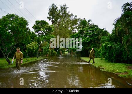 Eine Armee Mann patrouillieren die Straßen während der Überschwemmungen Townsville, Townsville, Queensland, Australien. 4. Februar, 2019. Hochwasser weiter zu verschlechtern, während die Sintflut fortgesetzt und mehr Wasser aus dem prallen Ross River dam freigegeben das Scheitern der Staumauer zu verhindern. 1000 Der Bewohner wurden über Nacht evakuiert. Quelle: P&F Fotografie/Alamy leben Nachrichten Stockfoto