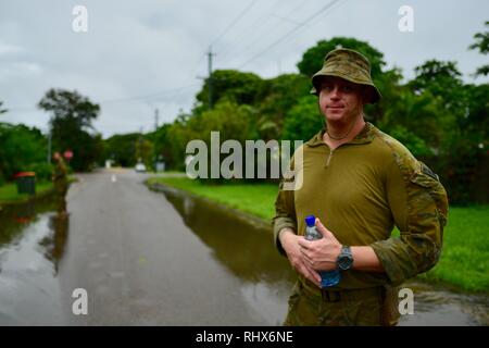 Porträt einer Armee Mann patrouillieren die Straßen während der Überschwemmungen Townsville, Townsville, Queensland, Australien. 4. Februar, 2019. Hochwasser weiter zu verschlechtern, während die Sintflut fortgesetzt und mehr Wasser aus dem prallen Ross River dam freigegeben das Scheitern der Staumauer zu verhindern. 1000 Der Bewohner wurden über Nacht evakuiert. Quelle: P&F Fotografie/Alamy leben Nachrichten Stockfoto