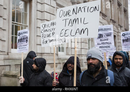London, Großbritannien. 4 Feb, 2019. Tamilen protestieren in Whitehall auf Sri Lanka Tag der Unabhängigkeit für die Freilassung der politischen Gefangenen, eine unabhängige Kommission für Kriegsverbrechen, Informationen über vermisste Personen, die Rückgabe von besetzten Land und das Recht auf Selbstbestimmung für die tamilische Bevölkerung. Credit: Mark Kerrison/Alamy leben Nachrichten Stockfoto