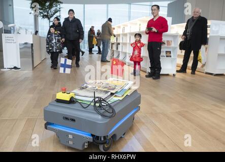 Helsinki, Finnland. 4 Feb, 2019. Eine Bibliothek Roboter, die Bücher aus China ist in der Bibliothek der Stadt Helsinki in Helsinki, Finnland, Jan. 4, 2019. Die Stadt Helsinki Bibliothek erhielt ein Geschenk von 400 Bücher über Chinesische Kultur am Montag von der Hauptstadt von China. Mehr Kultur Austausch sollen in der Zukunft ausgeführt werden. Credit: Matti Matikainen/Xinhua/Alamy leben Nachrichten Stockfoto