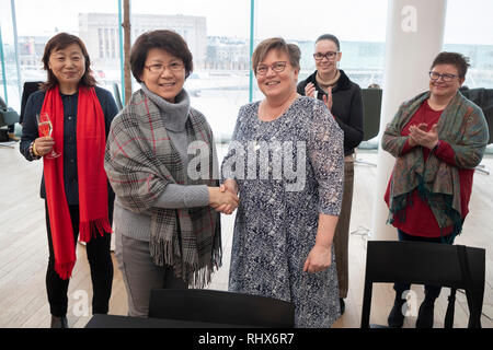 Helsinki, Finnland. 4 Feb, 2019. Xiao Weiping (vorne, L), amtierender Direktor des Kapitals Bibliothek von China und Katri Vanttinen, Bibliothek, Direktor der Bibliothek der Stadt Helsinki, an einem feierlichen Vertragsunterzeichnung zwischen der Hauptstadt Bibliothek von China und die Stadt Helsinki Bibliothek in Helsinki, Finnland, Jan. 4, 2019. Die Stadt Helsinki Bibliothek erhielt ein Geschenk von 400 Bücher über Chinesische Kultur am Montag von der Hauptstadt von China. Mehr Kultur Austausch sollen in der Zukunft ausgeführt werden. Credit: Matti Matikainen/Xinhua/Alamy leben Nachrichten Stockfoto