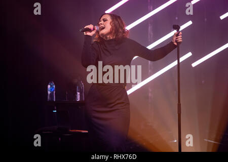 Brighton, UK. 4 Feb, 2019. Alison Moyet sporting Tears For Fears durchführen am Brighton Centre. Credit: Jason Richardson/Alamy leben Nachrichten Stockfoto