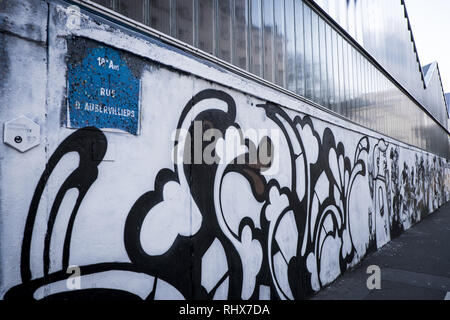 Paris, Ile de France, Frankreich. 3 Feb, 2019. Grafitti auf dem Aubervilliers Wand gesehen. 20 Künstler aus der schwarzen Linien Bewegung Regie eines 300 Meter freien auf einer Wand der Rue d'Aubervilliers im 19. Bezirk (Arrondissement) von Paris, über das Thema der Gelben Westen Bewegung. Credit: Thierry Le Fouille/SOPA Images/ZUMA Draht/Alamy leben Nachrichten Stockfoto