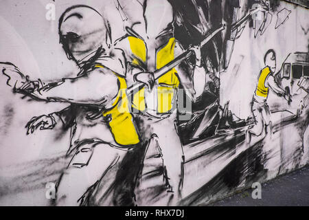 Paris, Ile de France, Frankreich. 3 Feb, 2019. Grafitti, die eine Szene, während die gelben Westen Protest geschah, da die Bewegung am 17. November 2018 begonnen. 20 Künstler aus der schwarzen Linien Bewegung Regie eines 300 Meter freien auf einer Wand der Rue d'Aubervilliers im 19. Bezirk (Arrondissement) von Paris, über das Thema der Gelben Westen Bewegung. Credit: Thierry Le Fouille/SOPA Images/ZUMA Draht/Alamy leben Nachrichten Stockfoto