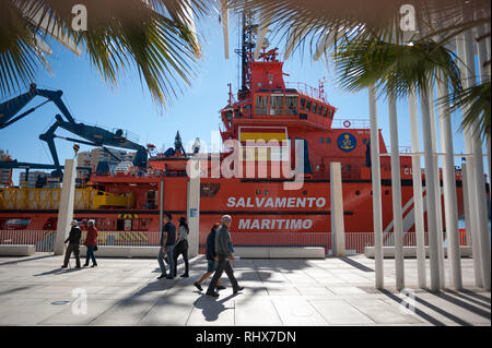 Die Menschen sind zu Fuß für die Promenade als die spanischen Schiff "Clara Campoamor' am Hafen von Malaga angedockt. Die Regierung von Pedro Sánchez sagte, dass das Schiff von der Spanischen Maritime Rescue Service bekannt als 'Clara Campoamor" rettungsmaßnahmen von Migranten bei der Alboran See wird von den Mitgliedern der spanischen Guardia Civil an Bord des Schiffes begleitet. Die NGO "caminando Fronteras" (Grenzen) und die Union für Rettungskräfte argumentieren, dass die spanische Regierung versuchen, zu demontieren und bin ilitarize 'a' der zivilen Öffentlichkeit service", so mit dem Richtungswechsel in der migrati Stockfoto