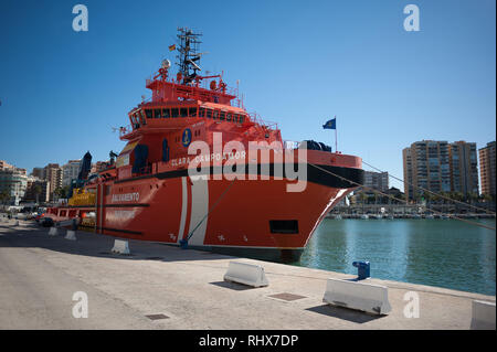 Die spanischen Schiff "Clara Campoamor' gesehen wird am Hafen von Malaga angedockt. Die Regierung von Pedro Sánchez sagte, dass das Schiff von der Spanischen Maritime Rescue Service bekannt als 'Clara Campoamor" rettungsmaßnahmen von Migranten bei der Alboran See wird von den Mitgliedern der spanischen Guardia Civil an Bord des Schiffes begleitet. Die NGO "caminando Fronteras" (Grenzen) und die Union für Rettungskräfte argumentieren, dass die spanische Regierung versuchen, zu demontieren und bin ilitarize 'a' der zivilen Öffentlichkeit service", so mit dem Richtungswechsel in der Migrationspolitik von der Regierung. Stockfoto