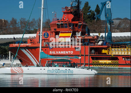 Ein Segelboot ist neben der spanischen Schiff "Clara Campoamor' am Hafen von Malaga angedockt. Die Regierung von Pedro Sánchez sagte, dass das Schiff von der Spanischen Maritime Rescue Service bekannt als 'Clara Campoamor" rettungsmaßnahmen von Migranten bei der Alboran See wird von den Mitgliedern der spanischen Guardia Civil an Bord des Schiffes begleitet. Die NGO "caminando Fronteras" (Grenzen) und die Union für Rettungskräfte argumentieren, dass die spanische Regierung versuchen, zu demontieren und bin ilitarize 'a' der zivilen Öffentlichkeit service", so mit dem Richtungswechsel in der migrationspolitik von t Stockfoto