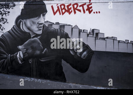 Paris, Ile de France, Frankreich. 3 Feb, 2019. Grafitti, die eine Szene, während die gelben Westen Protest geschah, da die Bewegung am 17. November 2018 begonnen. 20 Künstler aus der schwarzen Linien Bewegung Regie eines 300 Meter freien auf einer Wand der Rue d'Aubervilliers im 19. Bezirk (Arrondissement) von Paris, über das Thema der Gelben Westen Bewegung. Credit: Thierry Le Fouille/SOPA Images/ZUMA Draht/Alamy leben Nachrichten Stockfoto