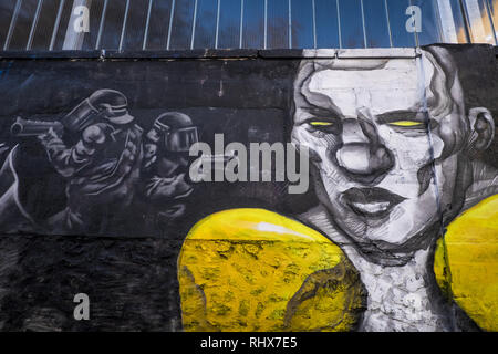 Paris, Ile de France, Frankreich. 3 Feb, 2019. Grafitti, die eine Szene, während die gelben Westen Protest geschah, da die Bewegung am 17. November 2018 begonnen. 20 Künstler aus der schwarzen Linien Bewegung Regie eines 300 Meter freien auf einer Wand der Rue d'Aubervilliers im 19. Bezirk (Arrondissement) von Paris, über das Thema der Gelben Westen Bewegung. Credit: Thierry Le Fouille/SOPA Images/ZUMA Draht/Alamy leben Nachrichten Stockfoto