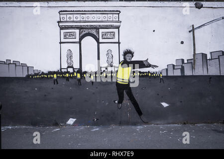 Paris, Ile de France, Frankreich. 3 Feb, 2019. Grafitti, die eine Szene, während die gelben Westen Protest geschah, da die Bewegung am 17. November 2018 begonnen. 20 Künstler aus der schwarzen Linien Bewegung Regie eines 300 Meter freien auf einer Wand der Rue d'Aubervilliers im 19. Bezirk (Arrondissement) von Paris, über das Thema der Gelben Westen Bewegung. Credit: Thierry Le Fouille/SOPA Images/ZUMA Draht/Alamy leben Nachrichten Stockfoto