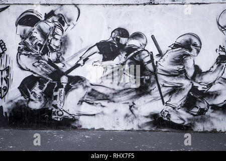 Paris, Ile de France, Frankreich. 3 Feb, 2019. Grafitti, die eine Szene mit der Polizei während der Gelb Protest seit der Bewegung am 17. November 2018 begonnen. 20 Künstler aus der schwarzen Linien Bewegung Regie eines 300 Meter freien auf einer Wand der Rue d'Aubervilliers im 19. Bezirk (Arrondissement) von Paris, über das Thema der Gelben Westen Bewegung. Credit: Thierry Le Fouille/SOPA Images/ZUMA Draht/Alamy leben Nachrichten Stockfoto