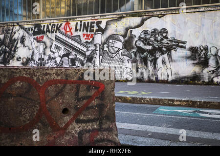 Paris, Ile de France, Frankreich. 3 Feb, 2019. Grafitti, die eine Szene mit der Polizei während der Gelb Protest seit der Bewegung am 17. November 2018 begonnen. 20 Künstler aus der schwarzen Linien Bewegung Regie eines 300 Meter freien auf einer Wand der Rue d'Aubervilliers im 19. Bezirk (Arrondissement) von Paris, über das Thema der Gelben Westen Bewegung. Credit: Thierry Le Fouille/SOPA Images/ZUMA Draht/Alamy leben Nachrichten Stockfoto