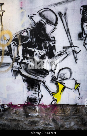 Paris, Ile de France, Frankreich. 3 Feb, 2019. Grafitti, die eine Szene mit der Polizei während der Gelb Protest seit der Bewegung am 17. November 2018 begonnen. 20 Künstler aus der schwarzen Linien Bewegung Regie eines 300 Meter freien auf einer Wand der Rue d'Aubervilliers im 19. Bezirk (Arrondissement) von Paris, über das Thema der Gelben Westen Bewegung. Credit: Thierry Le Fouille/SOPA Images/ZUMA Draht/Alamy leben Nachrichten Stockfoto