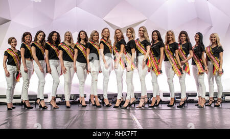 Rust, Deutschland. 04 Feb, 2019. Die 16 Kandidaten für die Wahl der 'Miss Germany' zusammen stehen für ein Fotoshooting im Europa-Park. Die Wahl der "Miss Deutschland 2019" wird am 23.2.2019 in Rust. Quelle: Patrick Seeger/dpa/Alamy leben Nachrichten Stockfoto