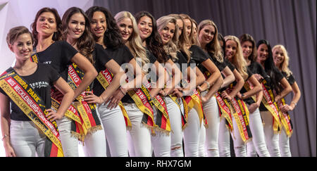 Rust, Deutschland. 04 Feb, 2019. Die 16 Kandidaten für die Wahl der 'Miss Germany' zusammen stehen für ein Fotoshooting im Europa-Park. Die Wahl der "Miss Deutschland 2019" wird am 23.2.2019 in Rust. Quelle: Patrick Seeger/dpa/Alamy leben Nachrichten Stockfoto