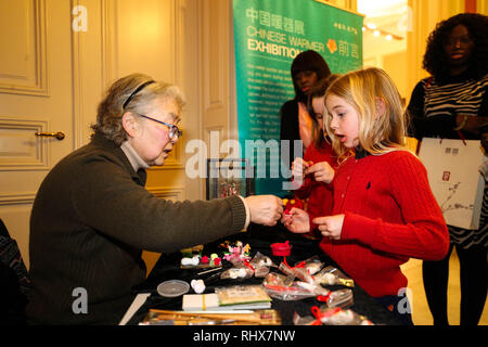 Brüssel, Belgien. 4 Feb, 2019. Kinder erleben die Herstellung von Mehl Zahlen im chinesischen Kulturzentrum in Brüssel, Belgien, 4. Februar, 2019. Eine Reihe von Aktivitäten wie Performances, Chinesisches Tierzeichen Ausstellung, Kalligraphie, etc., lockte rund 200 Besucher aus ganz Europa die chinesische Frühlingsfest in der Mitte zu feiern. Credit: Zheng Huansong/Xinhua/Alamy leben Nachrichten Stockfoto