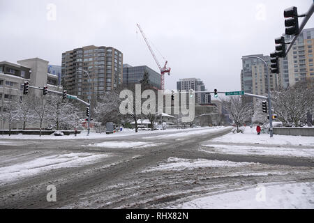 Bellevue, WA, USA. 4 Feb, 2019. Bellevue ist eingeschneit. Es gibt nur sehr wenige Autos und Fußgänger auf den Straßen Stockfoto